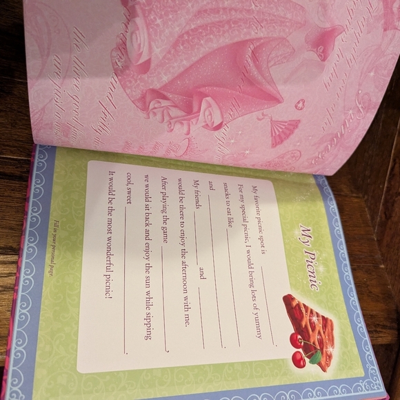 Disney Books lot Princess Guide, Princess World of Fashion & Disney Palace Pets - Picture 9 of 13